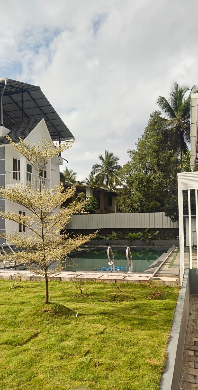 COSVALIA Poolside ambience